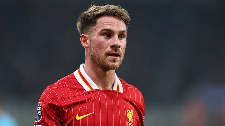 Alexis Mac Allister melepaskan umpan terobosan, bola di udara, ekspresi penuh konsentrasi