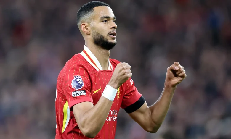 Cody Gakpo melepaskan tembakan kaki kiri dari dalam kotak penalti, fokus penuh