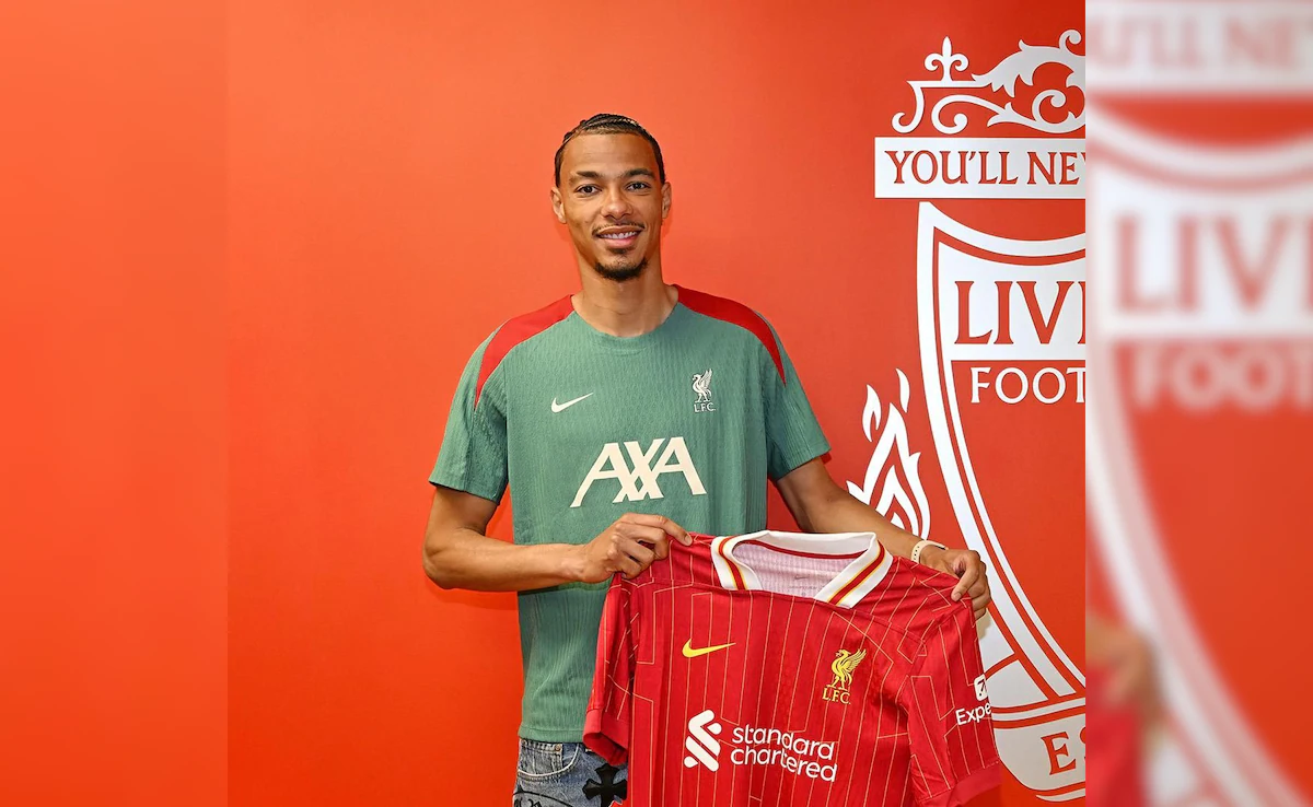 Hugo Ekitike mencetak gol sundulan, lompatan tinggi, lengan terentang rayakan