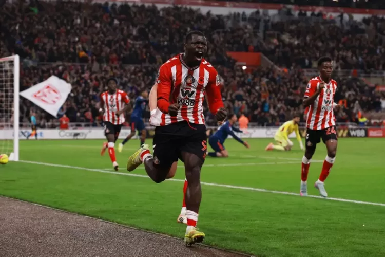 Dan Ballard merayakan gol untuk Sunderland melawan Arsenal, latar belakang suporter tuan rumah Stadium of Light