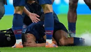 Benjamin Sesko digendong keluar lapangan oleh rekan setim Manchester United usai cedera lutut melawan Tottenham