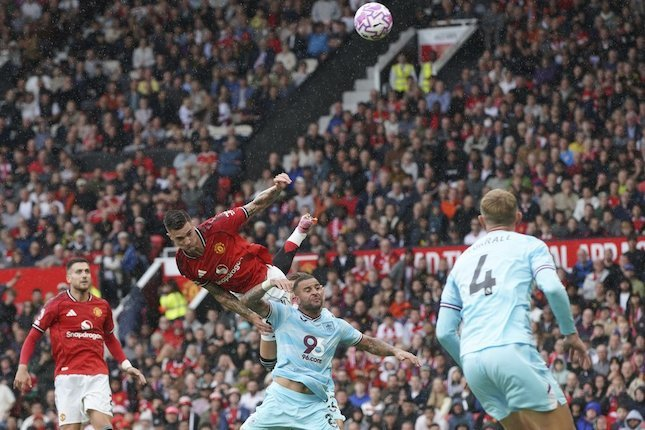 Benjamin Sesko berlari di lini depan Manchester United, ekspresi frustrasi setelah gagal konversi peluang