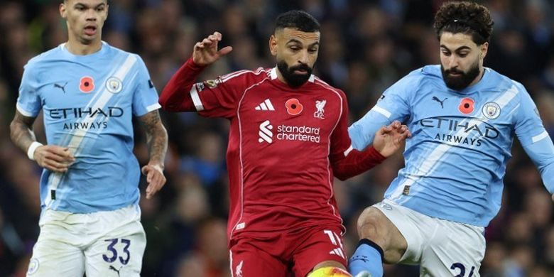 Pemain Liverpool berjalan lesu keluar lapangan Etihad usai kalah 0-3 dari Manchester City
