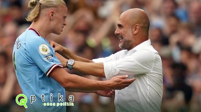 Ilustrasi tekanan mental: pemain Arsenal memegang kepala, latar belakang bayangan Pep Guardiola dan Haaland