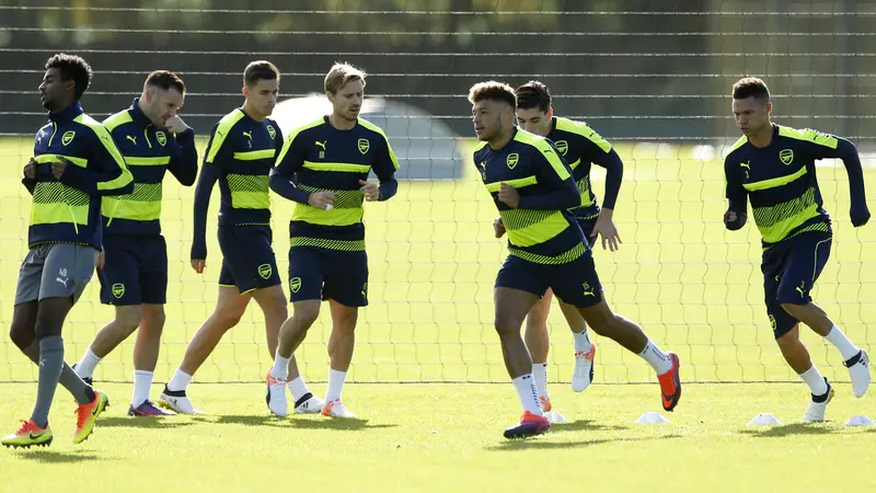 Tim Arsenal berlatih di London Colney, fokus dan kompak, latar belakang kabut pagi