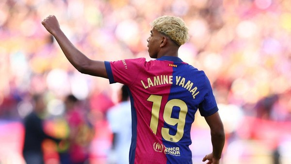 Lamine Yamal berlari di sayap kanan untuk Barcelona, jersey nomor 19 berkibar, ekspresi fokus