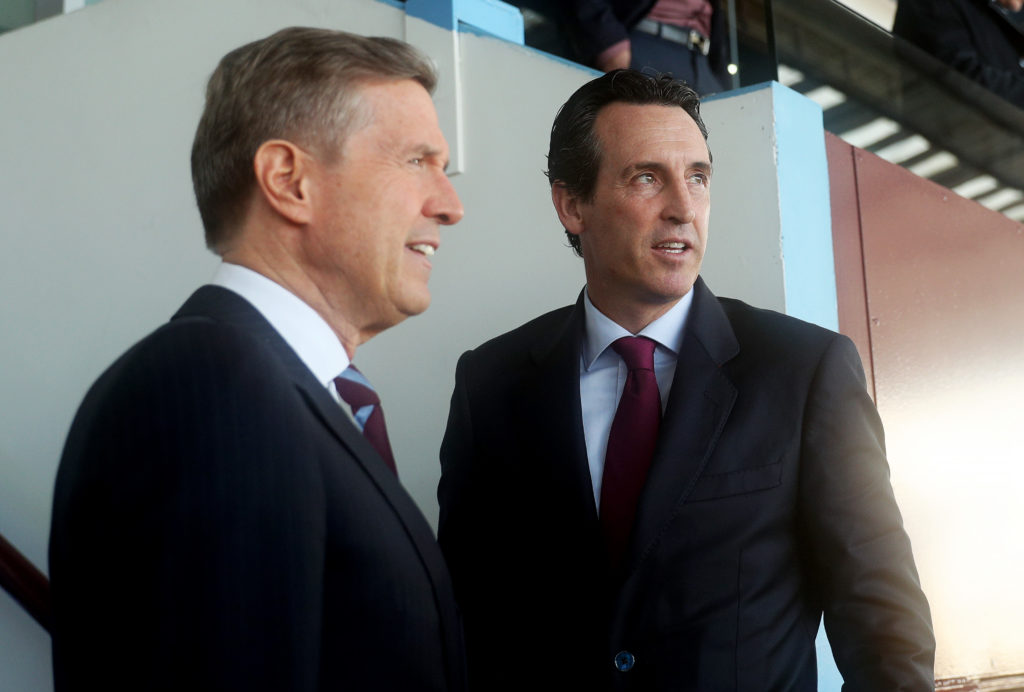 Ilustrasi ruang rapat transfer Aston Villa: Monchi, Gerrard, dan agen di meja, dokumen kontrak terbuka