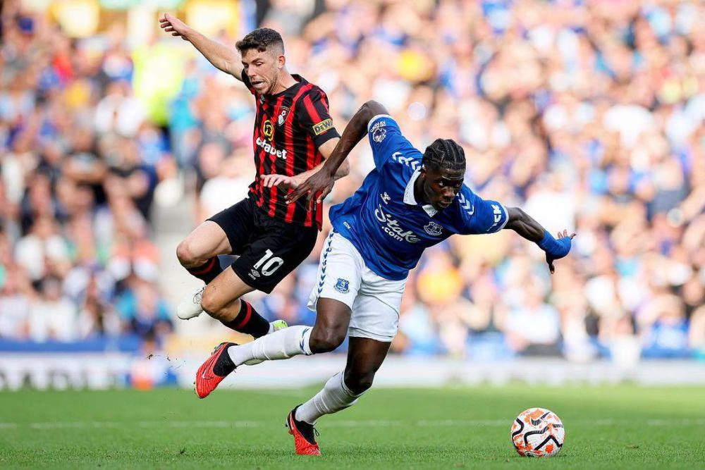 Amadou Onana (Aston Villa) berduel dengan pemain Manchester United di Premier League, intensitas tinggi