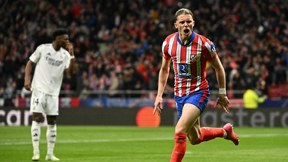 Conor Gallagher berlari di lini tengah untuk Atletico Madrid, ekspresi gigih, jersey merah-putih berkibar