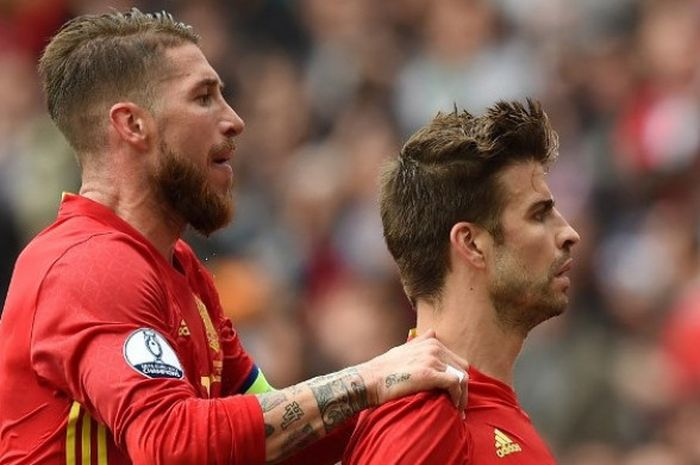 Gerard Pique dan Sergio Ramos membawa rivalitas El Clasico ke timnas Spanyol
