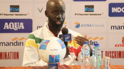 Pelatih Mali U-22 Fousseni Diawara dalam konferensi pers di Jakarta