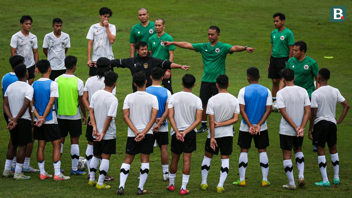 Indra Sjafri memimpin latihan Timnas Indonesia U-22