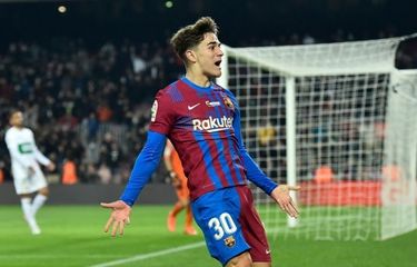 Gavi mengenakan jersey Barcelona saat pertandingan