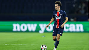 Vitinha mengontrol bola di pertandingan PSG