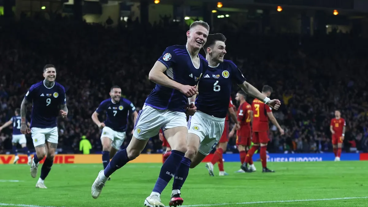 Pemain Yunani dan Skotlandia berebut bola di laga kualifikasi Piala Dunia