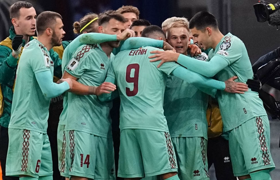 Para pemain Belarus merayakan gol ke gawang Denmark