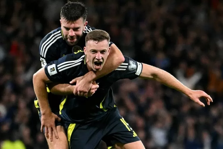 Gelandang Yunani Tasos Bakasetas merayakan gol ke gawang Skotlandia