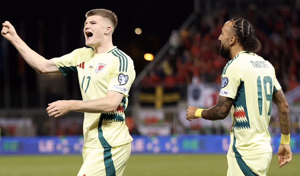 Para pemain Wales merayakan kemenangan atas Liechtenstein