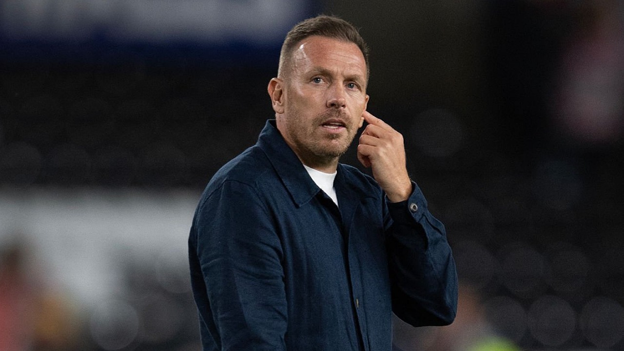 Craig Bellamy menyaksikan pertandingan dari tribun