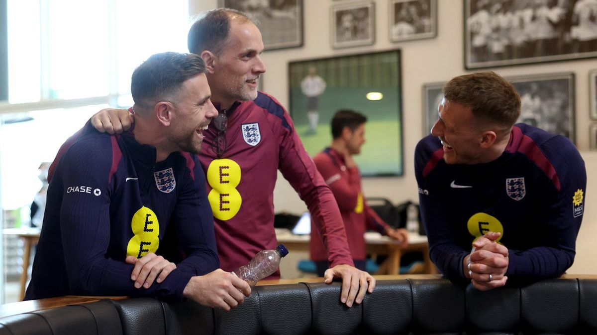 Pemain Inggris berdiskusi dengan Thomas Tuchel di lapangan latihan