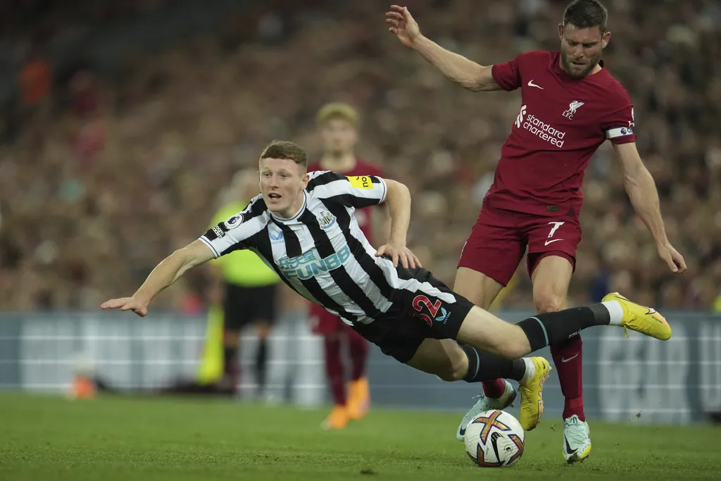 Gelandang Inggris berebut bola dalam pertandingan kualifikasi