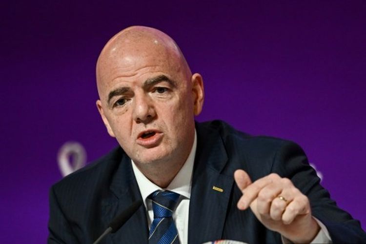 Gianni Infantino berbicara di konferensi pers