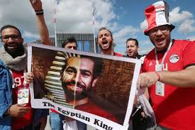 Fans Mesir mengenakan jersey Mohamed Salah di kafe Cairo