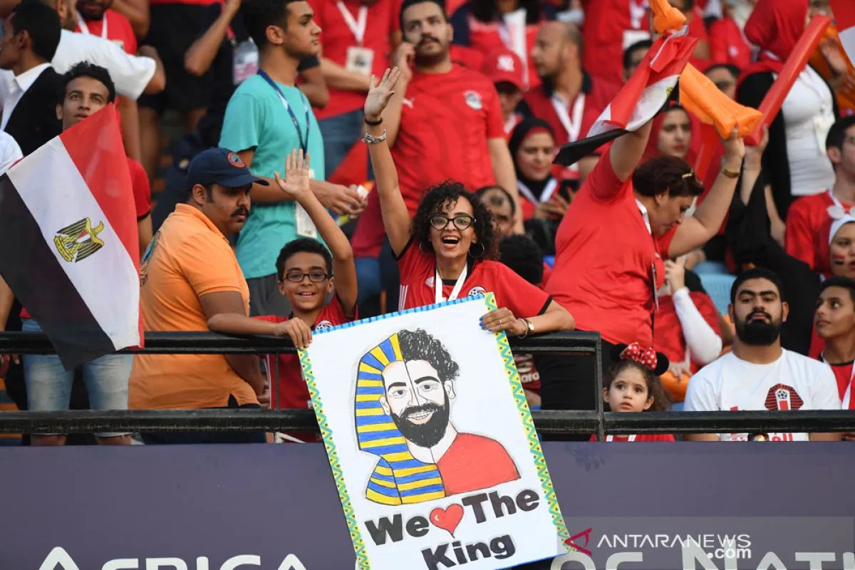 Fans Mesir membawa poster Mohamed Salah di jalanan Cairo