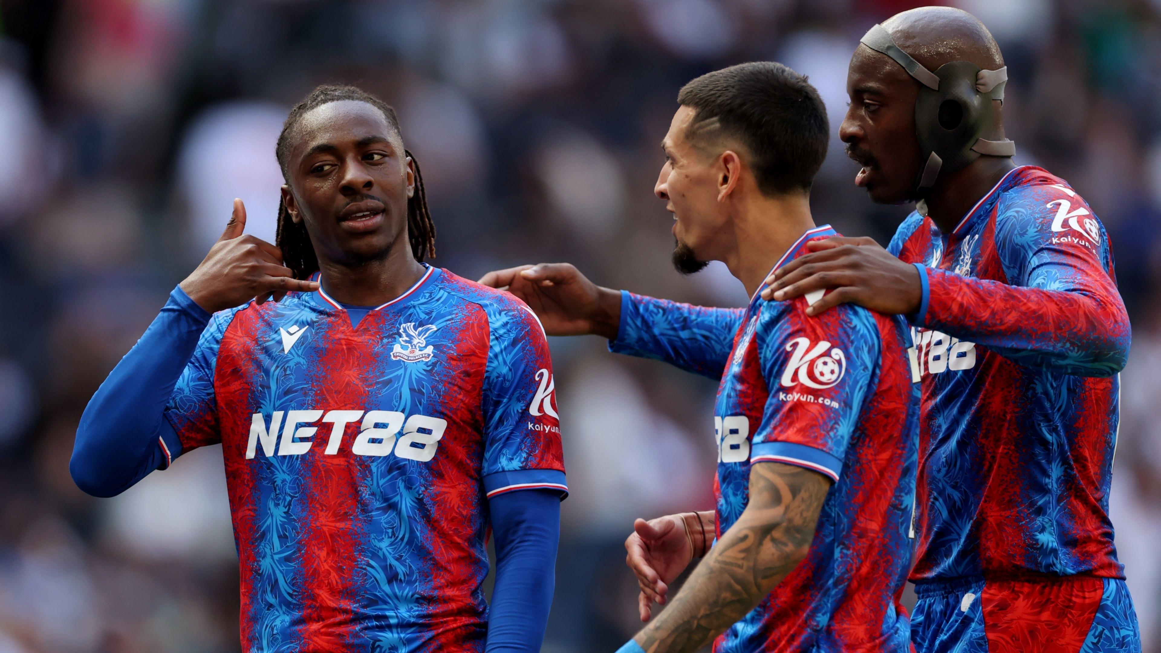 Pemain Crystal Palace melakukan pemanasan sebelum pertandingan