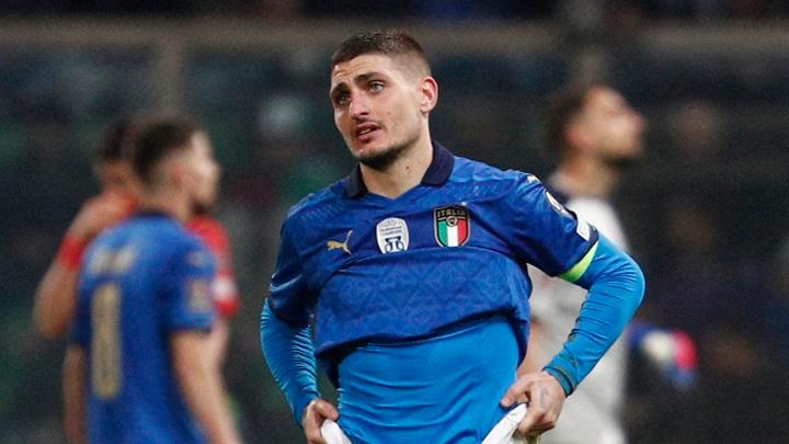 Skuad Timnas Italia berjalan meninggalkan lapangan dengan wajah muram