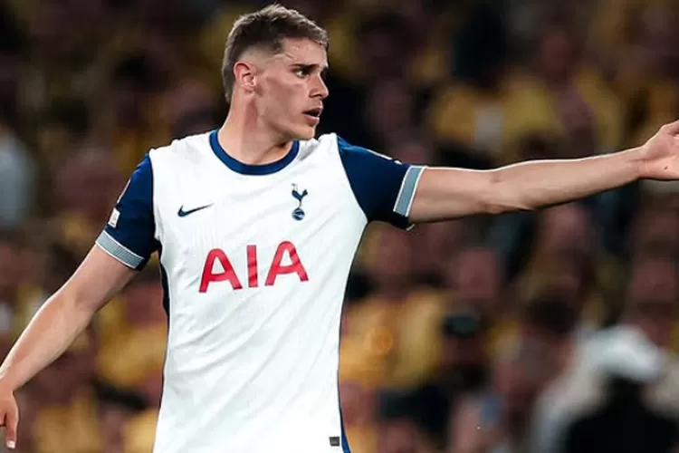 Micky van de Ven bersama Tottenham Hotspur dalam laga Premier League