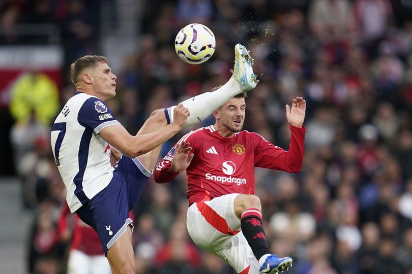 Micky van de Ven melakukan build-up bersama Tottenham Hotspur