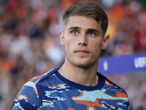 Micky van de Ven fokus dalam pertandingan bersama Timnas Belanda