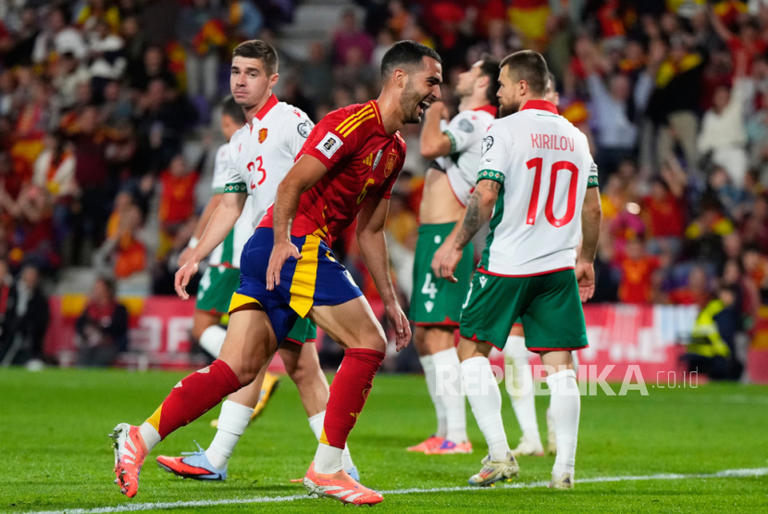 Pemain Bosnia merayakan gol ke gawang Rumania pada Kualifikasi Piala Dunia 2026