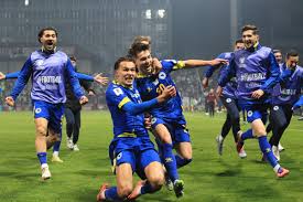 Aksi pemain Bosnia dan Rumania dalam duel fisik di pertandingan Kualifikasi Piala Dunia 2026