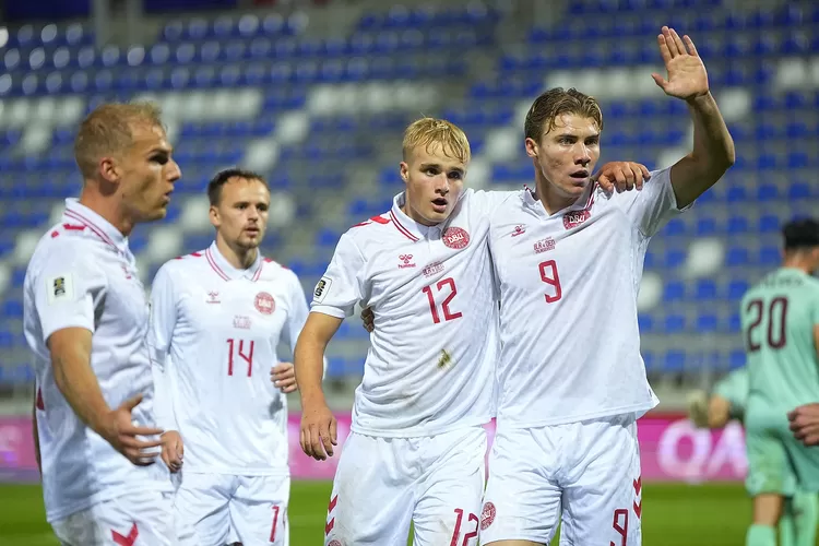 Belarus mencetak gol ke gawang Denmark dalam laga Kualifikasi Piala Dunia 2026