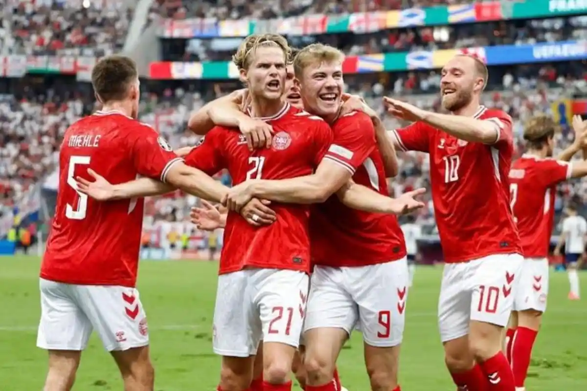 Aksi pemain Denmark dan Belarus dalam pertandingan Kualifikasi Piala Dunia 2026