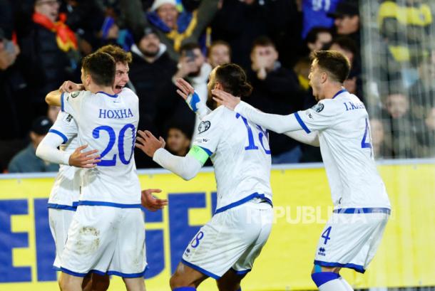 Fisnik Asllani merayakan gol indah untuk Kosovo melawan Slovenia