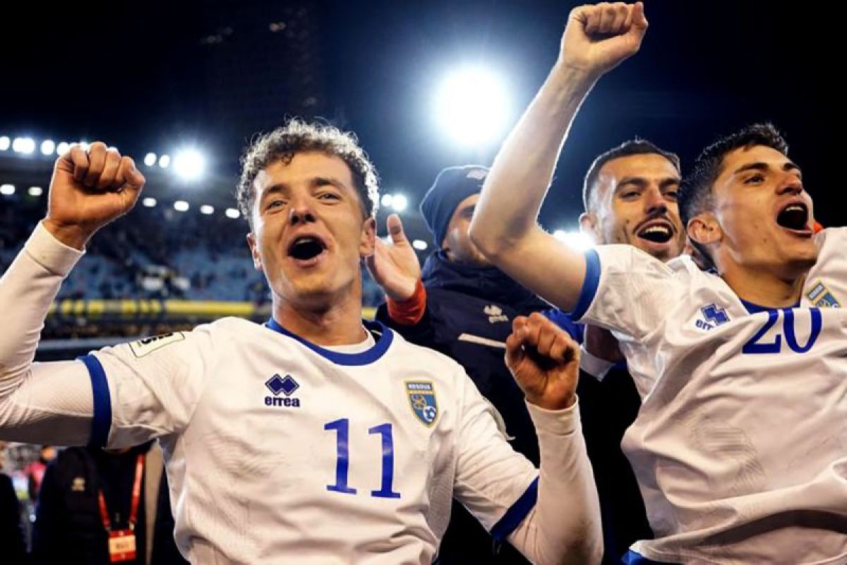 Tim nasional Kosovo berjajar sebelum pertandingan kualifikasi Piala Dunia