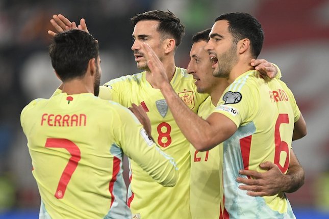 Mikel Oyarzabal merayakan gol bersama tim Spanyol melawan Georgia