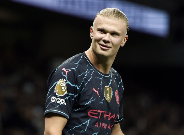 Haaland merayakan brace melawan Italia