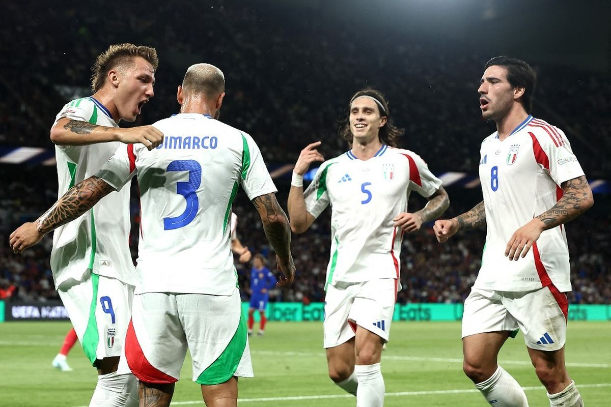Pemain Italia merayakan gol pembuka melawan Norwegia