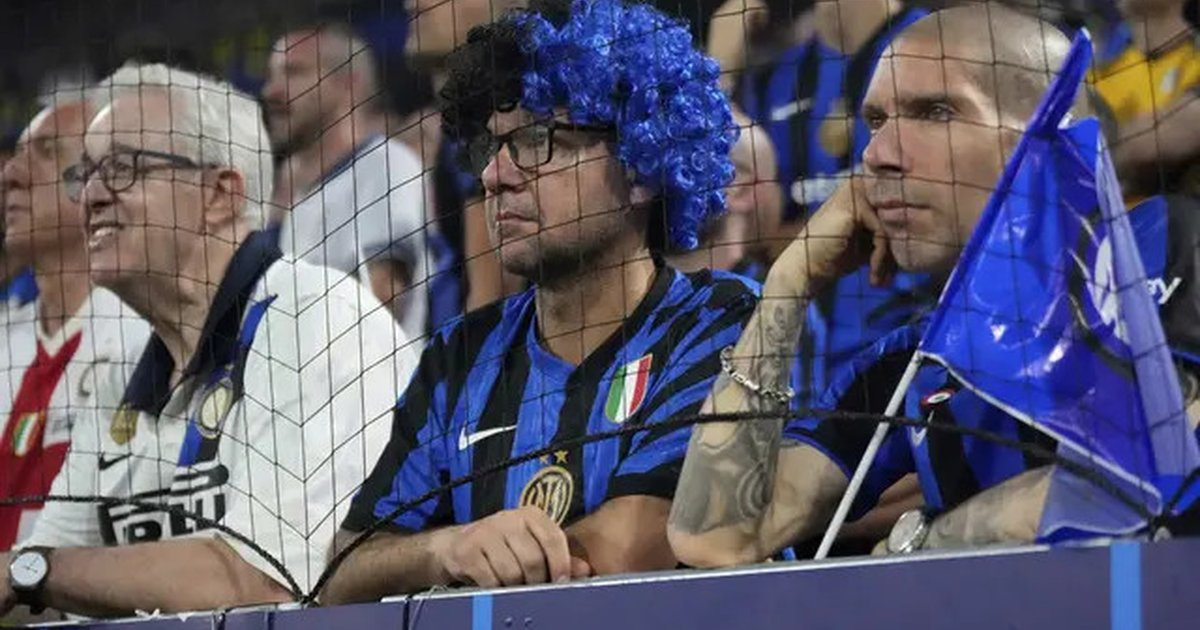 Fans Italia meninggalkan San Siro dengan kecewa