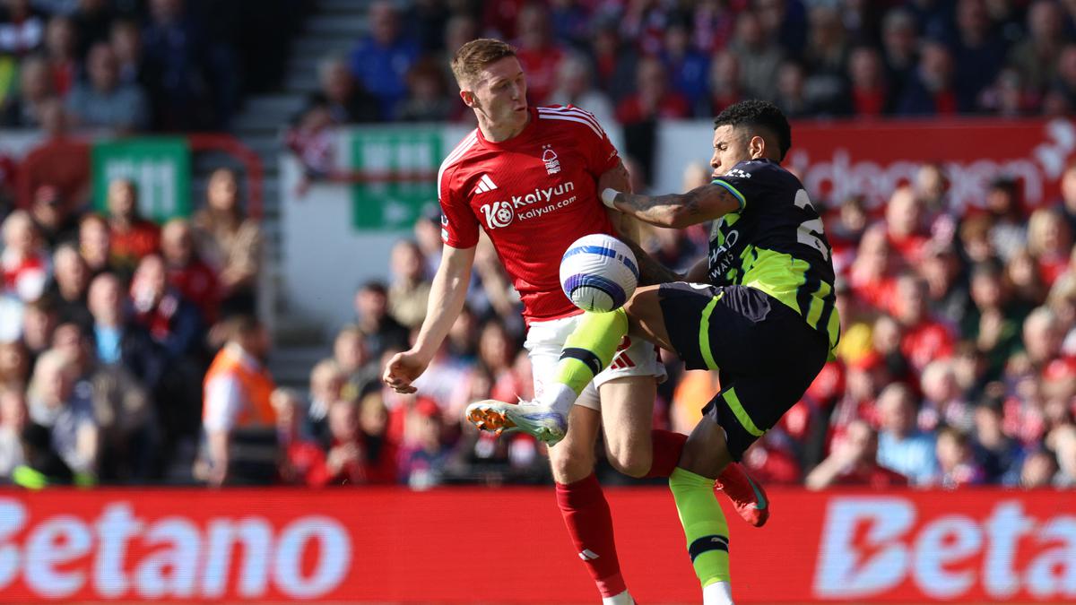 Manchester United mempersiapkan lini tengah menghadapi kompetisi