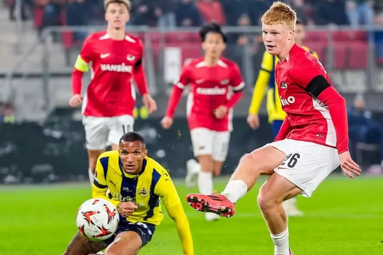 Kees Smit mengontrol bola saat pertandingan AZ