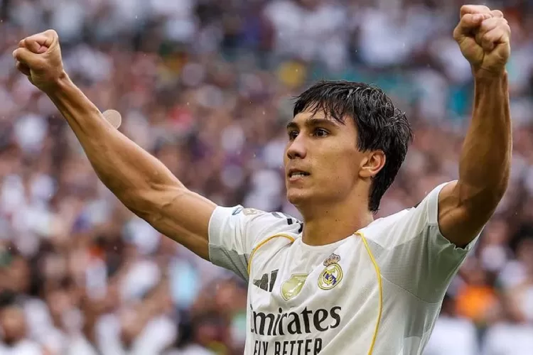 Gonzalo Garcia mengenakan jersey Real Madrid