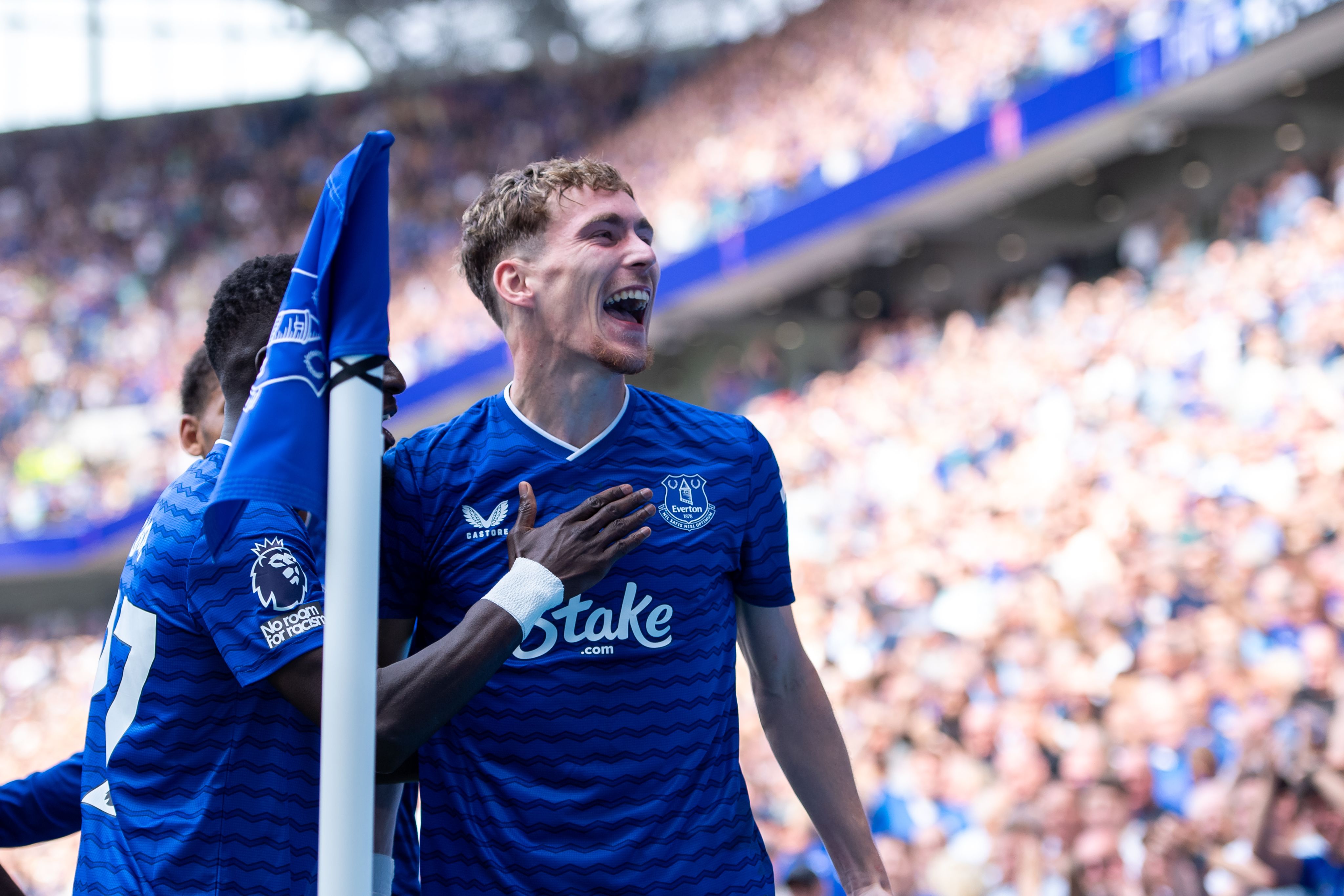 James Garner berseragam Everton dalam pertandingan Premier League