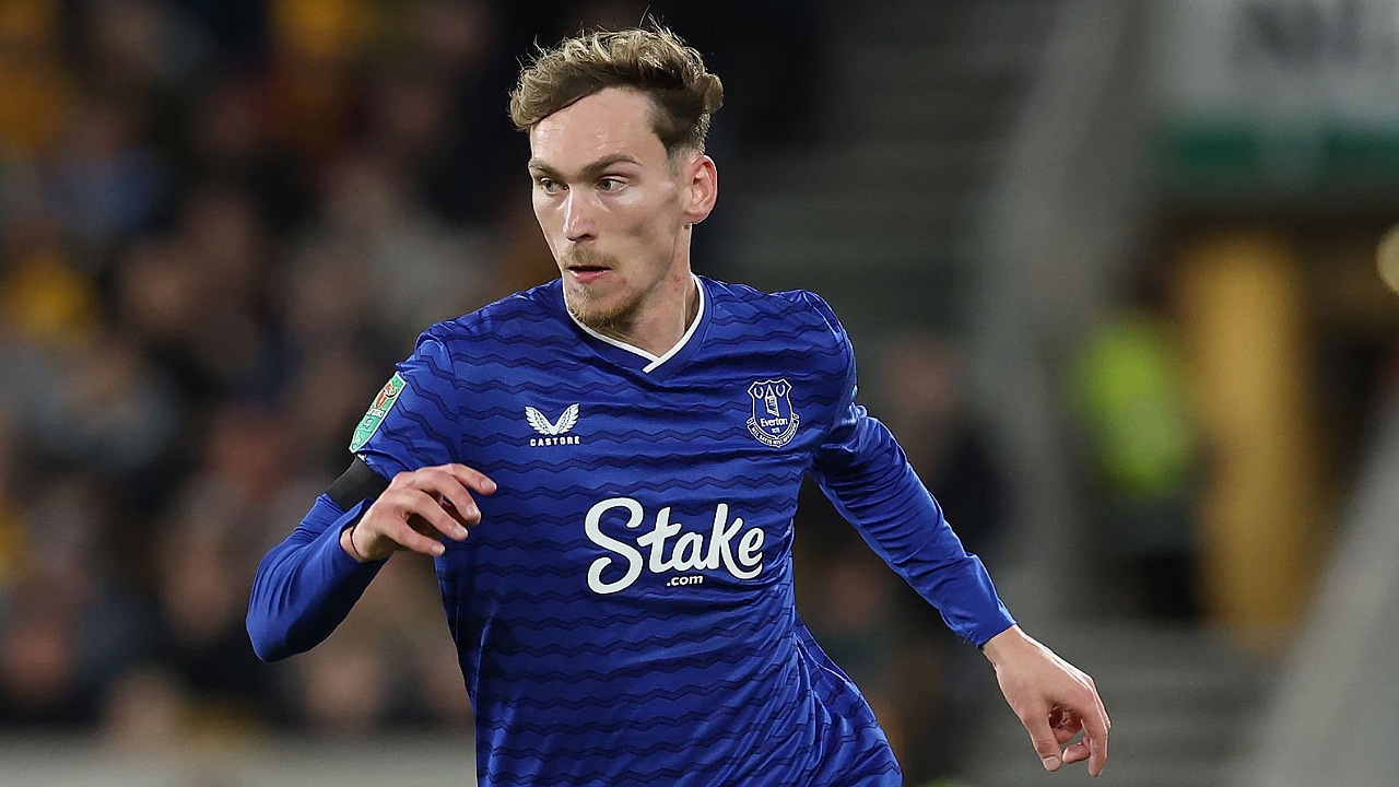 James Garner beraksi dalam pertandingan Everton