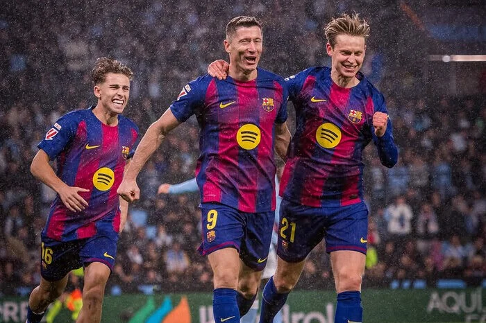 Robert Lewandowski Barcelona Merayakan Gol