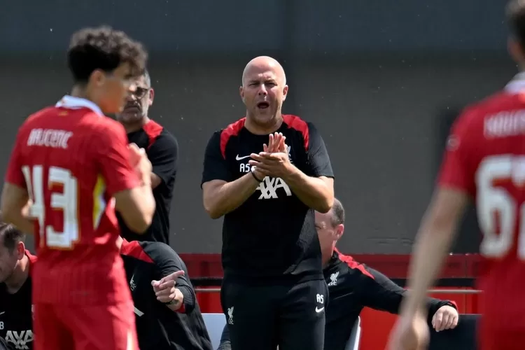 Arne Slot memantau sesi latihan Liverpool